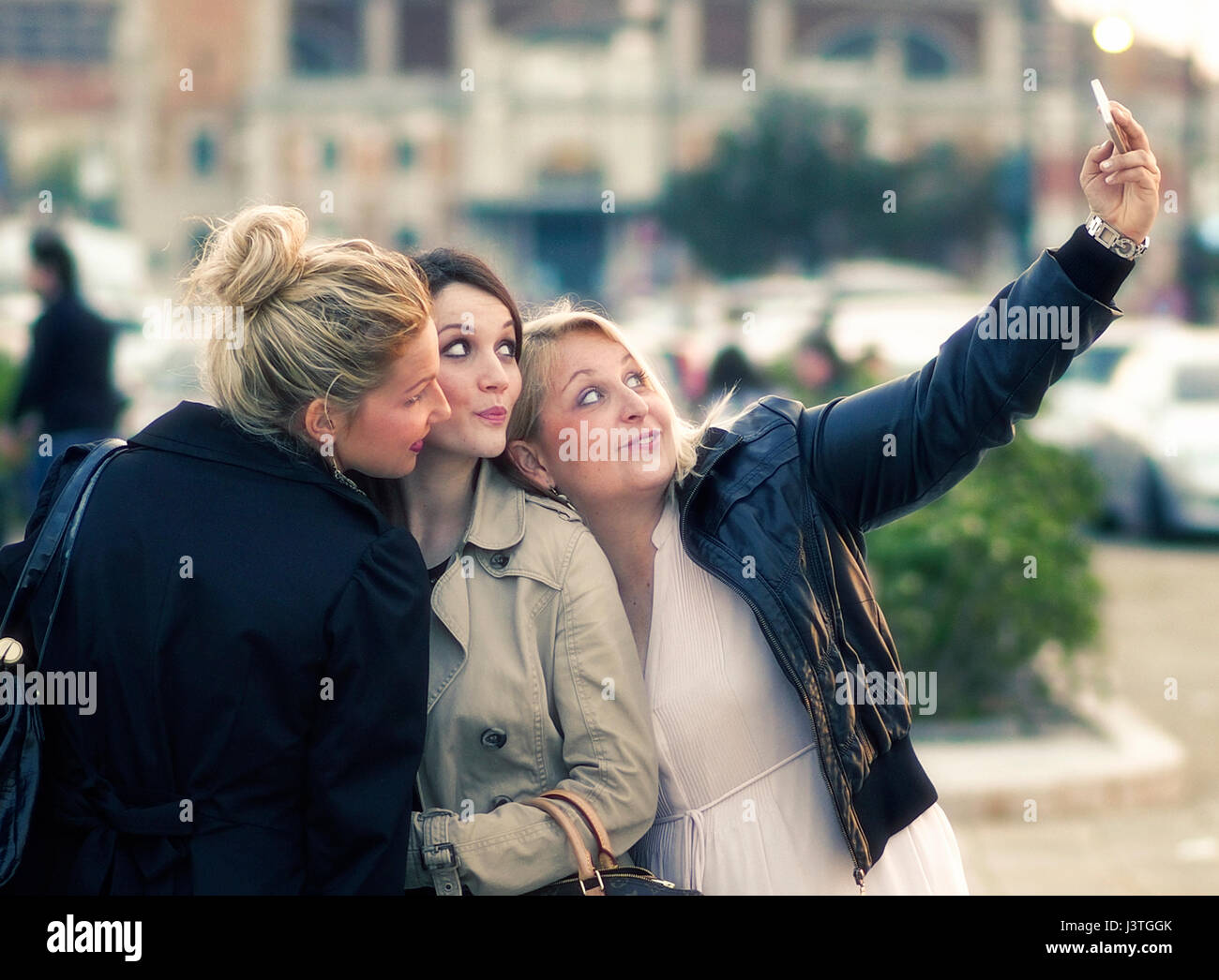 Selfie mania. Selfie in corso per queste belle ragazze. Foto Stock