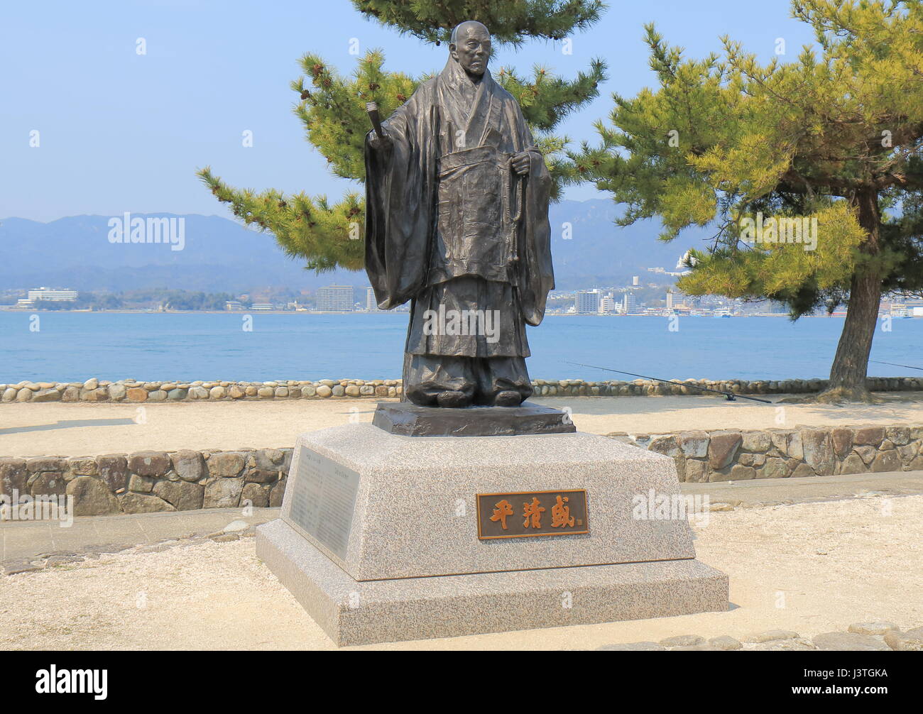 Taira no Kiyomori statua in Miyajima in Hiroshima, Giappone. Taira no Kiyomori era un capo militare del Periodo Heian in Giappone. Foto Stock