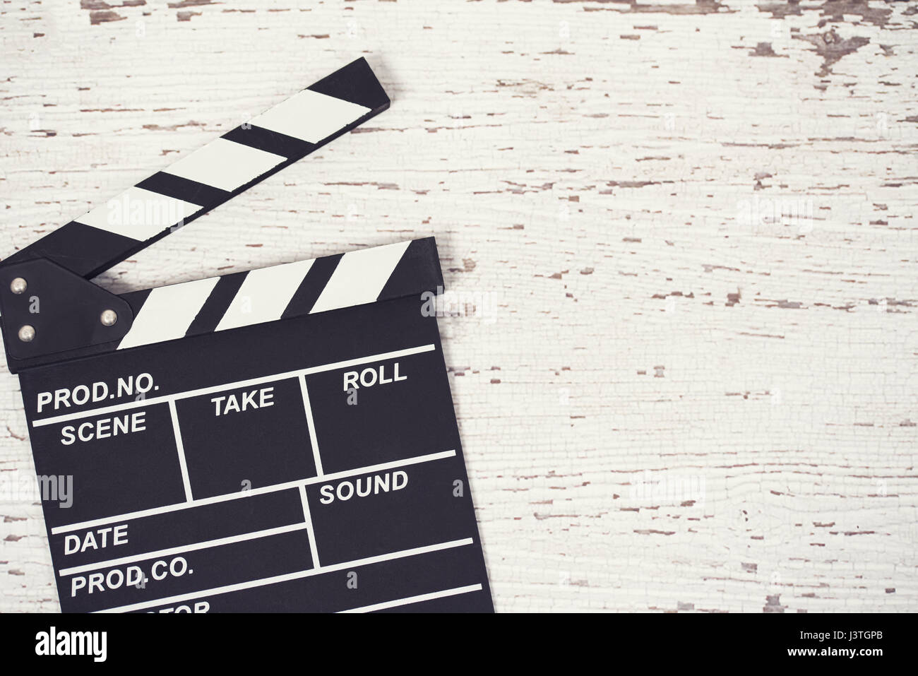 Sceneggiatore desktop con movie clapper scheda Sfondo di legno vista superiore Foto Stock