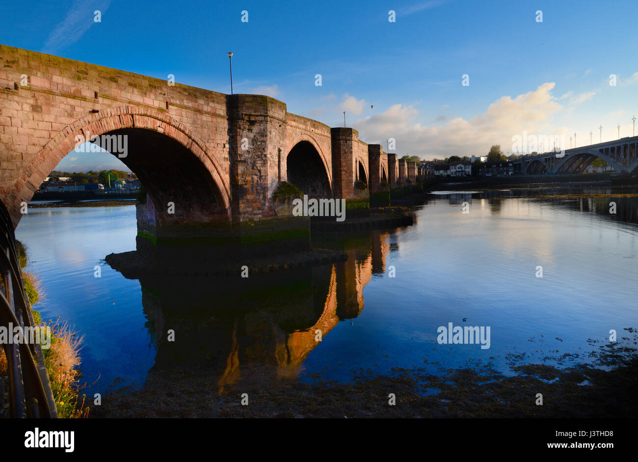 Berwick, tre ponti che attraversano il Tweed che sono mostrati qui il vecchio ponte (a sinistra), un 15 span arco di pietra arenaria di misurazione ponte 1.164 piedi in leng Foto Stock