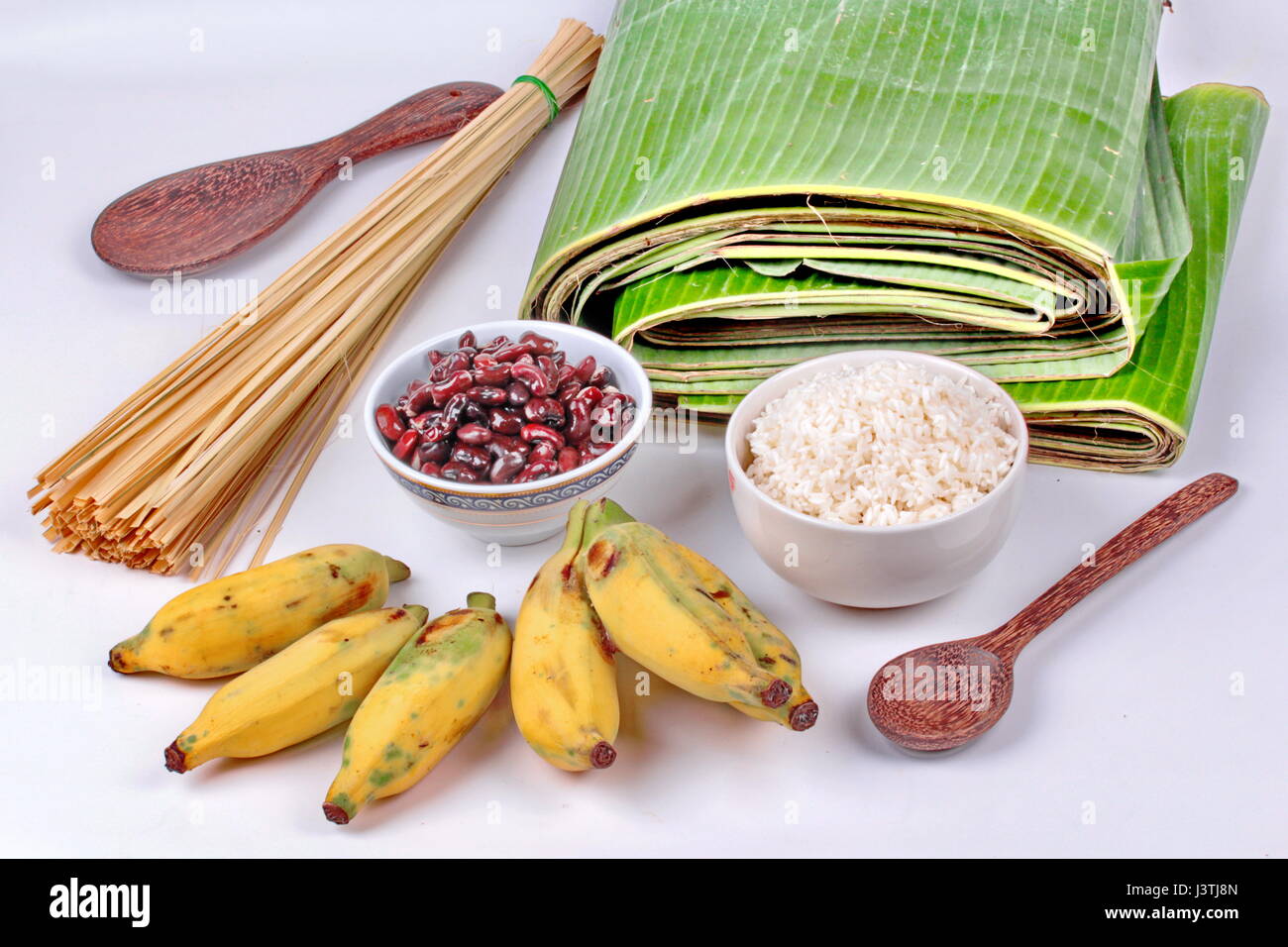 In casa la preparazione per la cottura di streaming di riso e fagioli neri in banana leaf chiamata Khao Tom Mad come riso appiccicoso ,chicco nero , banana leaf ,mature Foto Stock