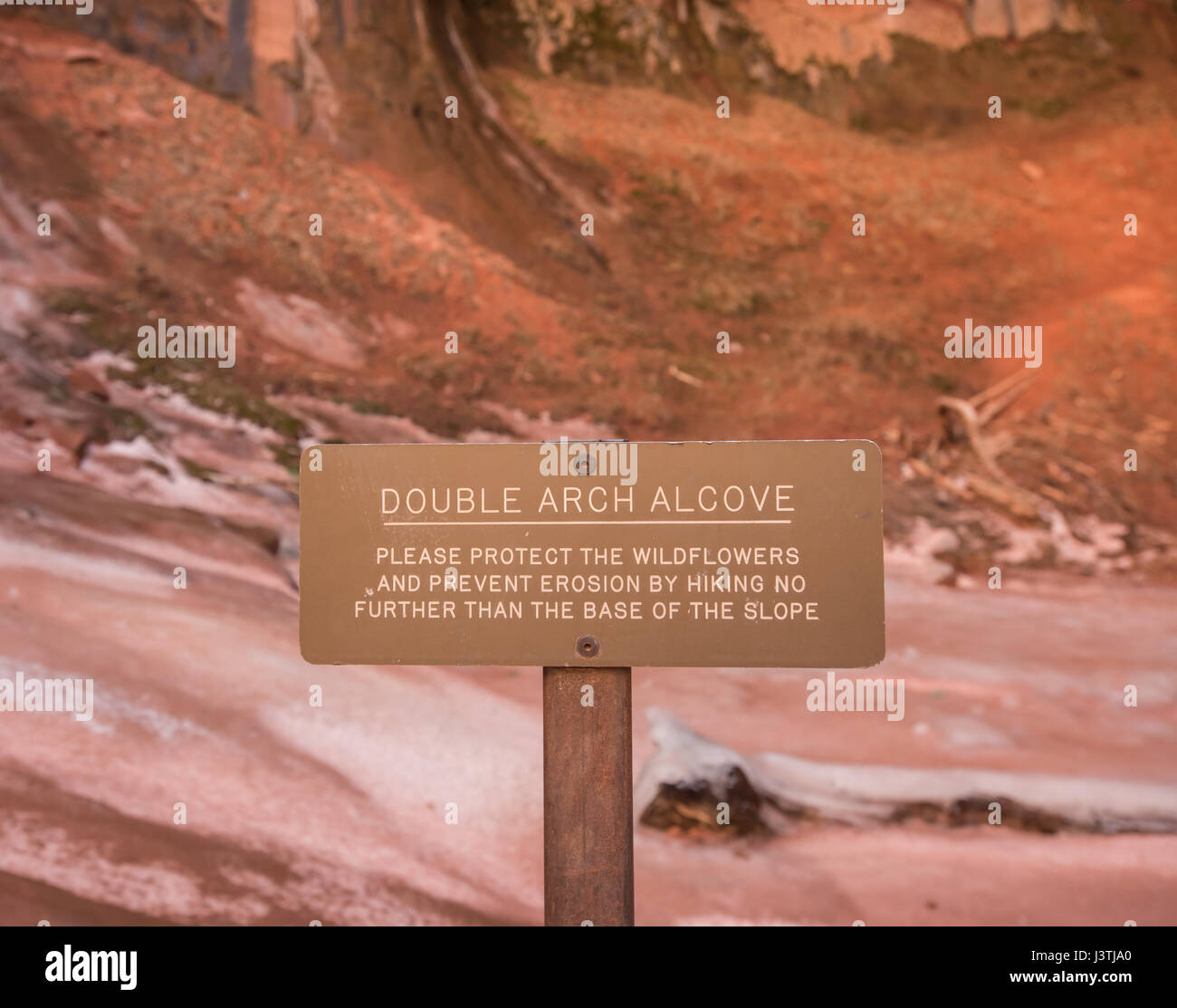 Il doppio arco alcova segno avverte i turisti per proteggere il fragile ubicazione Foto Stock