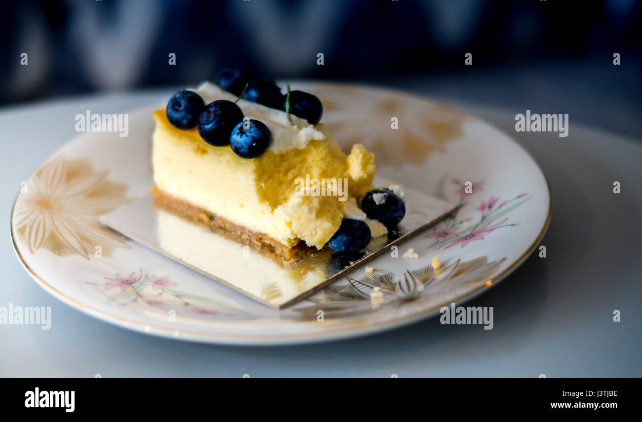 Torta con mirtilli su una piastra vintage. Foto Stock