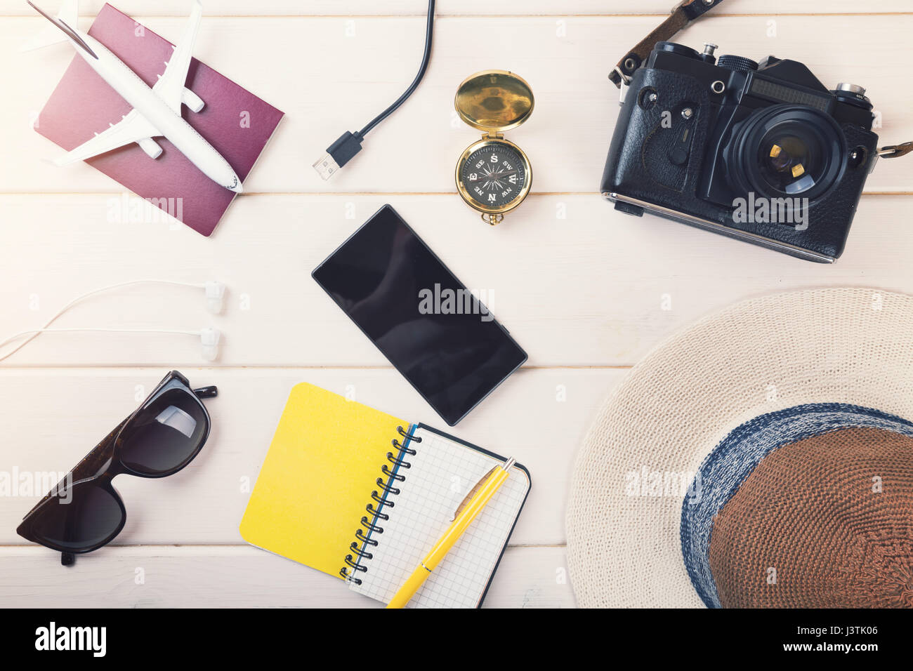 Pronto per le vacanze - travel essentials sul bianco sullo sfondo di legno Foto Stock