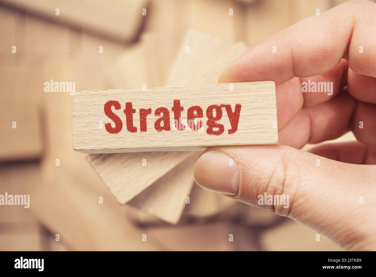 Parola di strategia con pezzi di legno Foto Stock