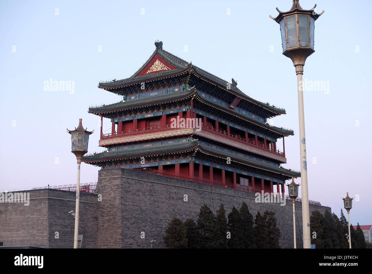 Tiro con l'arco della Torre Zhengyangmen è un cancello a Pechino la mura storiche della città situato a sud di piazza Tiananmen Foto Stock