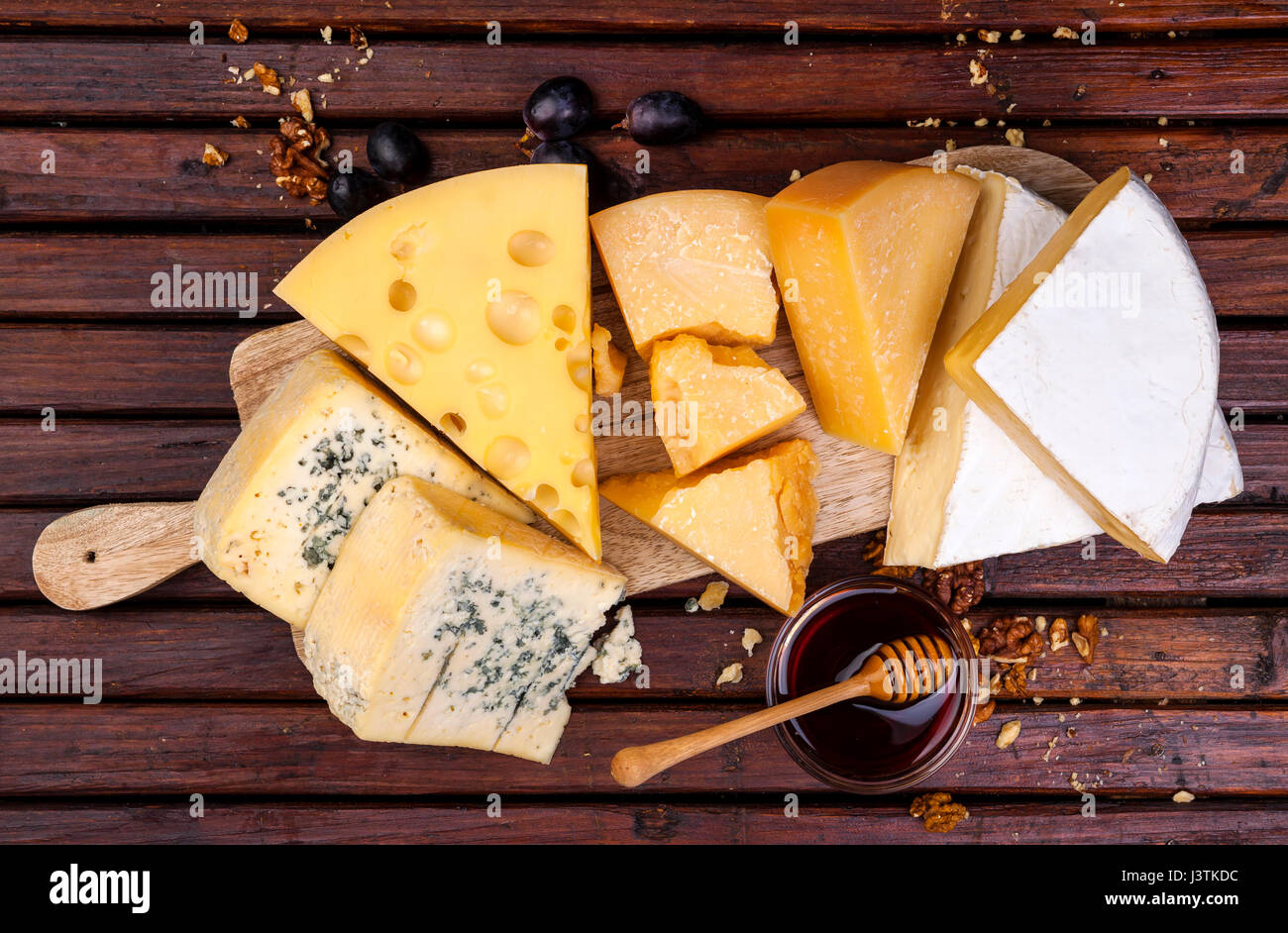 Scheda di formaggio. Vari tipi di formaggio. Vista superiore Foto Stock
