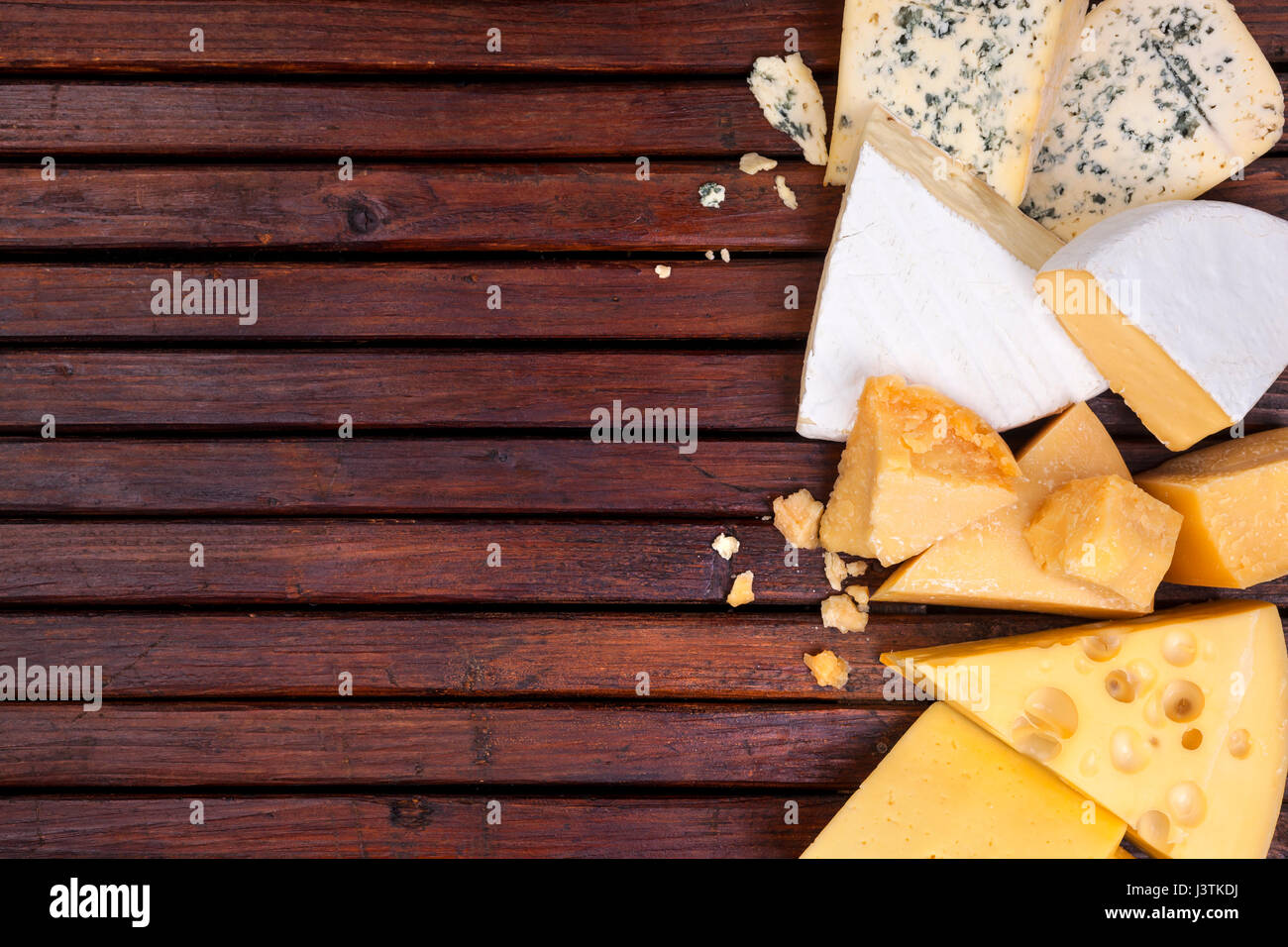 I vari formaggi sul tavolo di legno con lo spazio vuoto. Foto Stock