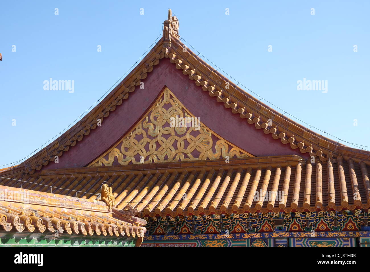 Tetto di tegole e la facciata decorata con un modello cinese. Palazzo della Città Proibita di Pechino, Cina, 23 febbraio 2016. Foto Stock