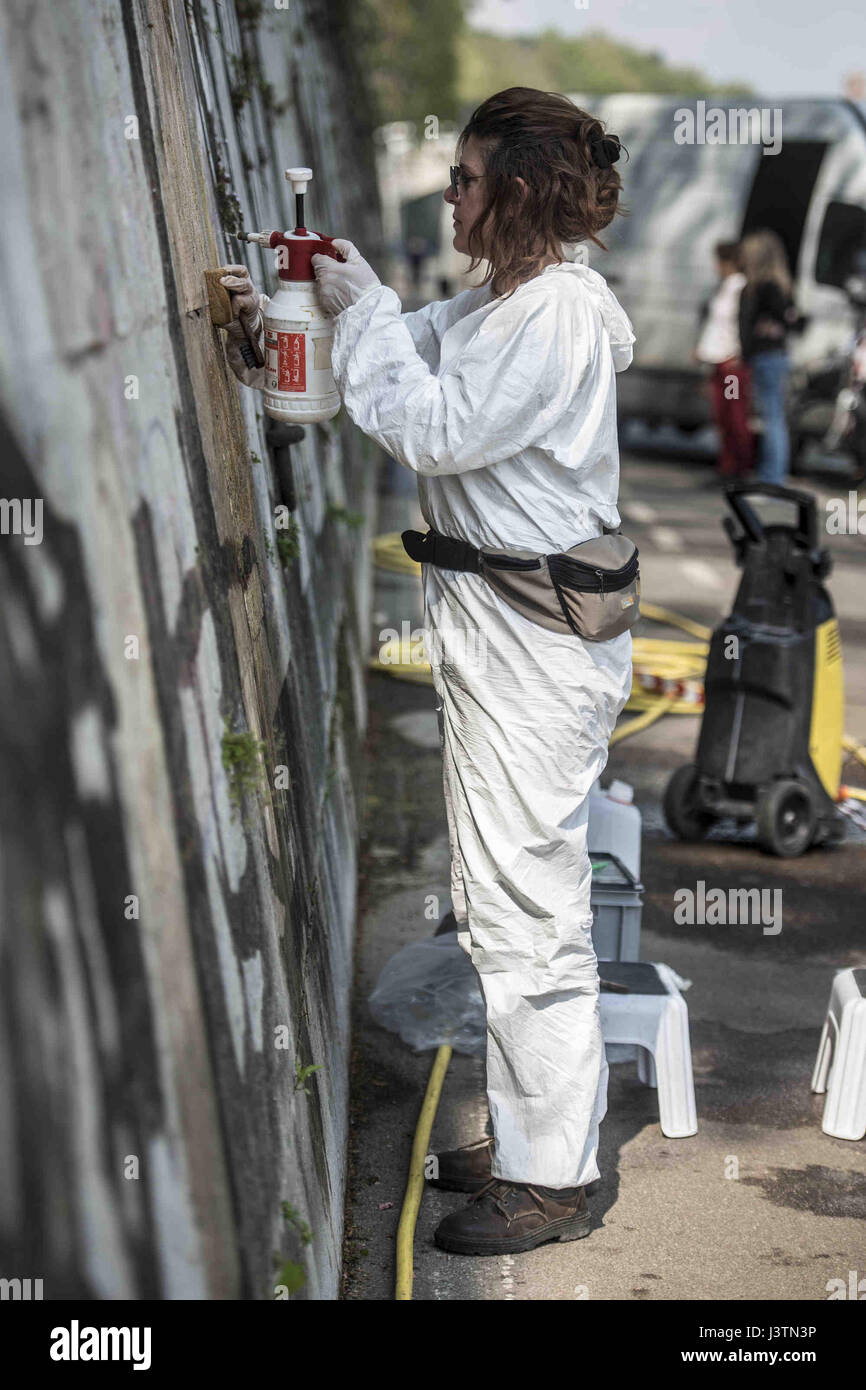 La pulizia 'Trionfa e lamenti,' un monumentale dipinto murale di William Kentridge, lungo la riva destra del fiume Tevere a Roma raffigurante una processione di più di 80 figure dalla mitologia romana. Dove: Roma, Lazio, Italia Quando: 06 Apr 2017 Credit: IPA/WENN.com * * disponibile solo per la pubblicazione in UK, USA, Germania, Austria, Svizzera** Foto Stock