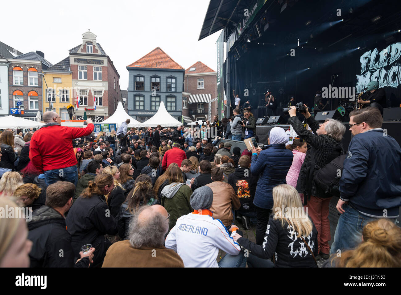 Di fronte alla folla rockconcert durante il festival di liberazione a Roermond, Paesi Bassi Foto Stock