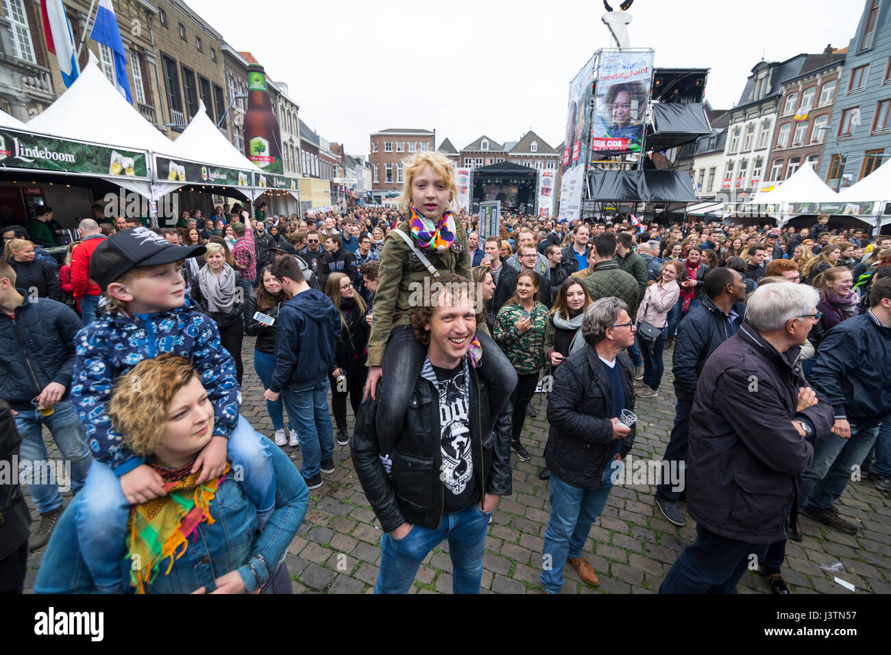 Di fronte alla folla rockconcert con padre e figlia durante la festa di liberazione a Roermond, Paesi Bassi Foto Stock