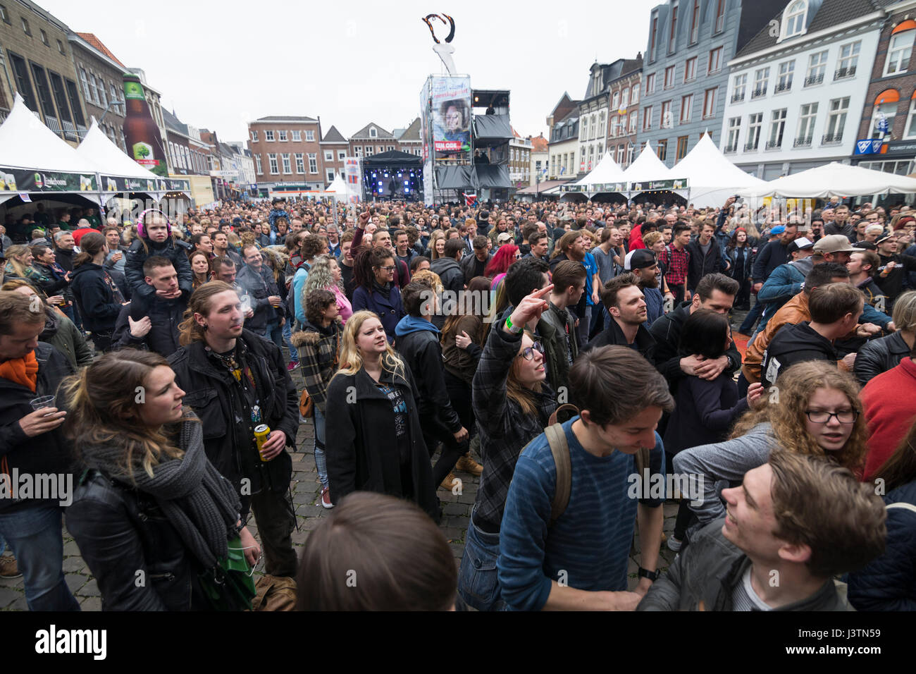 Di fronte alla folla rockconcert durante il festival di liberazione a Roermond, Paesi Bassi Foto Stock