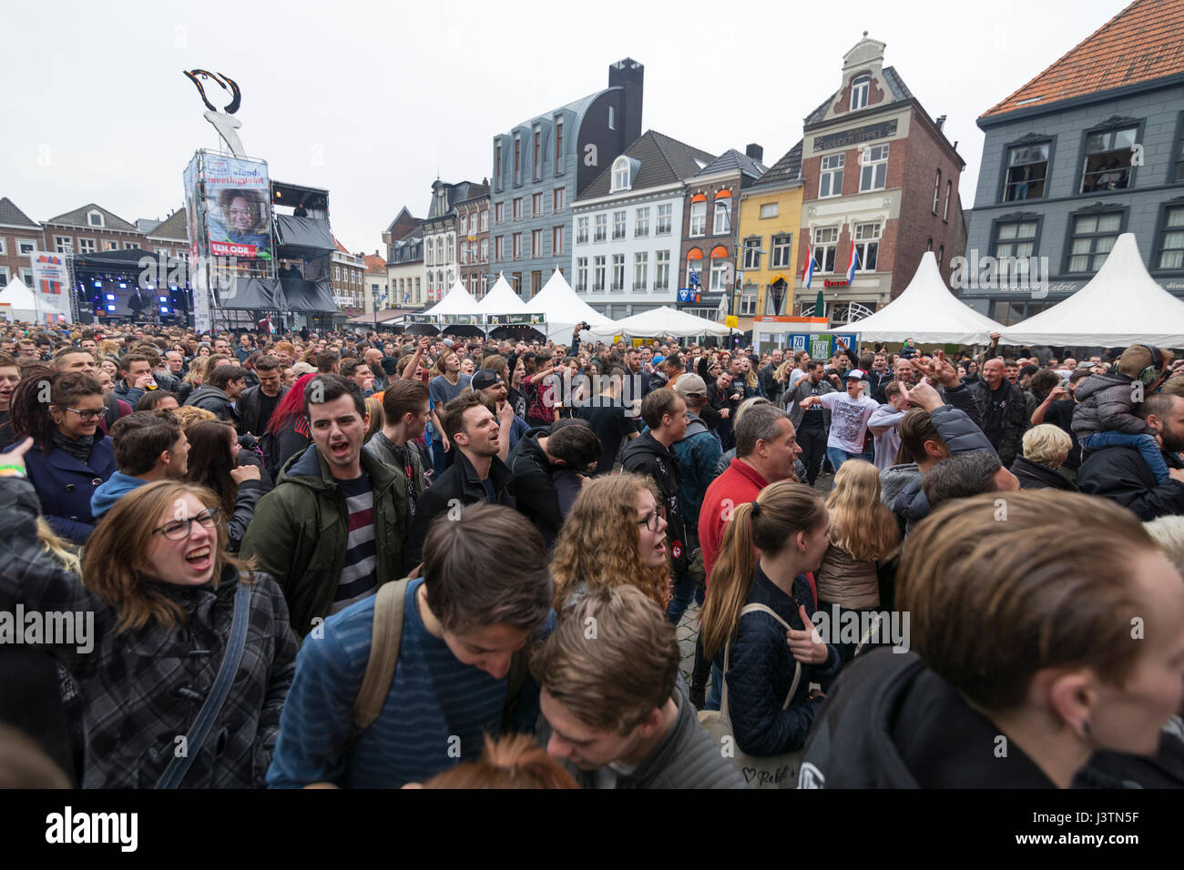 Di fronte alla folla rockconcert durante il festival di liberazione a Roermond, Paesi Bassi Foto Stock