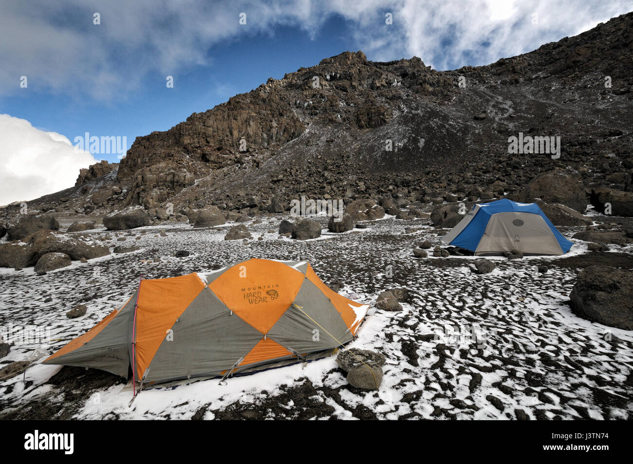 Tende presso il cratere del Camp, Parco Nazionale del Kilimanjaro, Tanzania Foto Stock