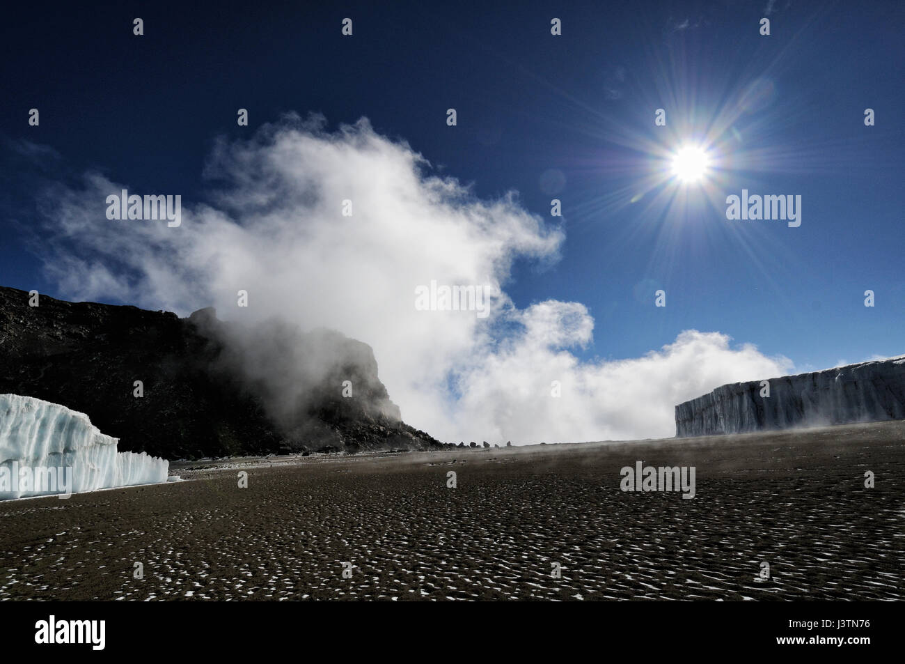 Il sole, le nuvole e il ghiacciaio Furtwangler vicino al vertice, il Parco Nazionale del Kilimanjaro, Tanzania Foto Stock