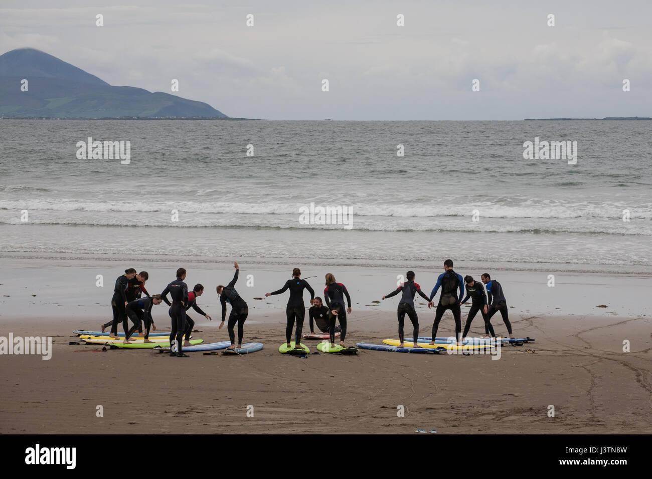 Lezioni di surf a Banna Beach in Irlanda Foto Stock
