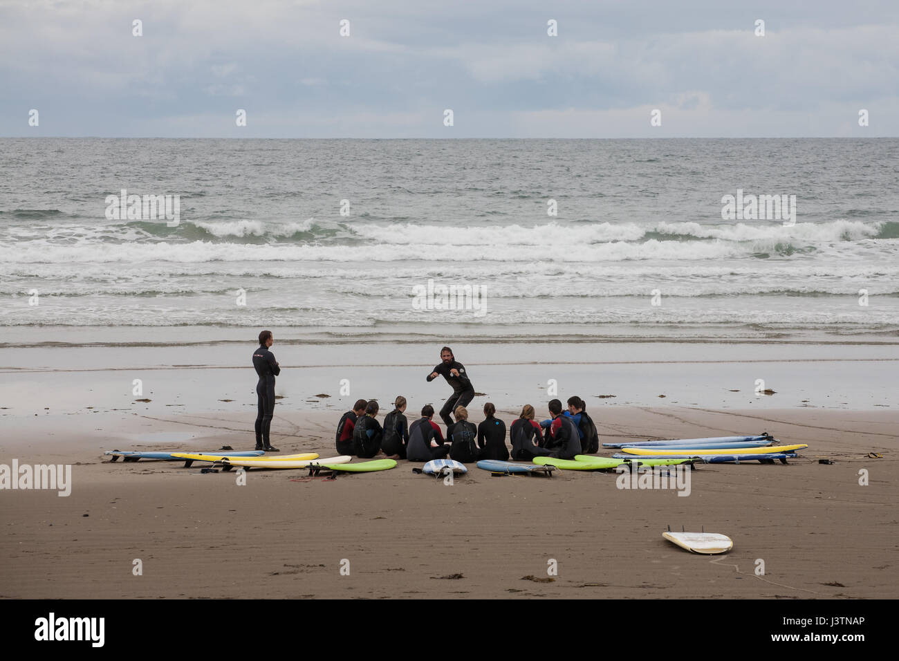 Lezioni di surf a Banna Beach in Irlanda Foto Stock
