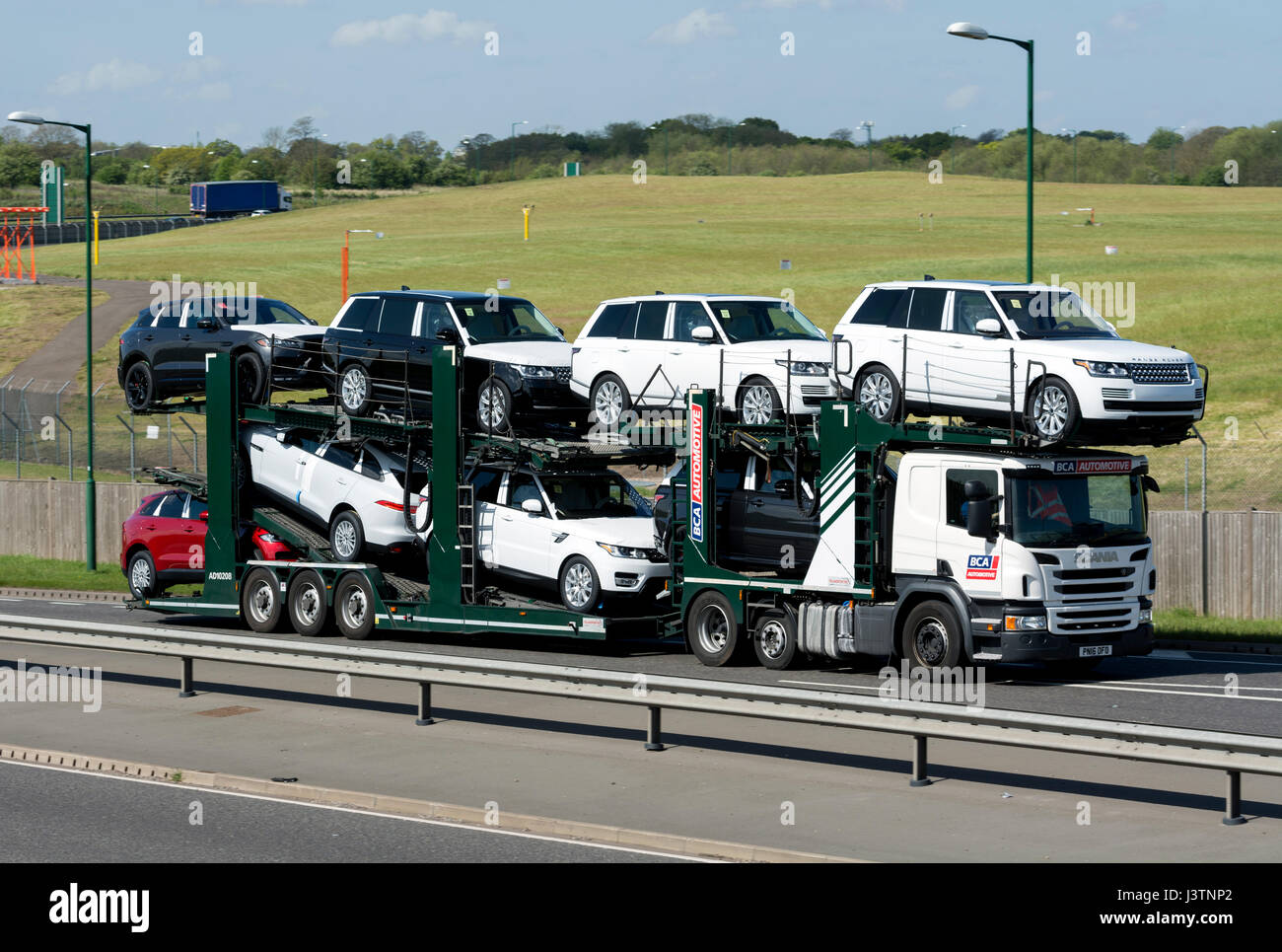 Auto transporter portando nuovo veicoli Land Rover sulla A45 Road, West Midlands, Regno Unito Foto Stock