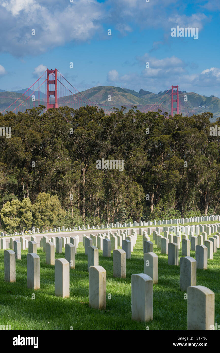 San Francisco Cimitero Nazionale nel Presidio con il Golden Gate Bridge Foto Stock