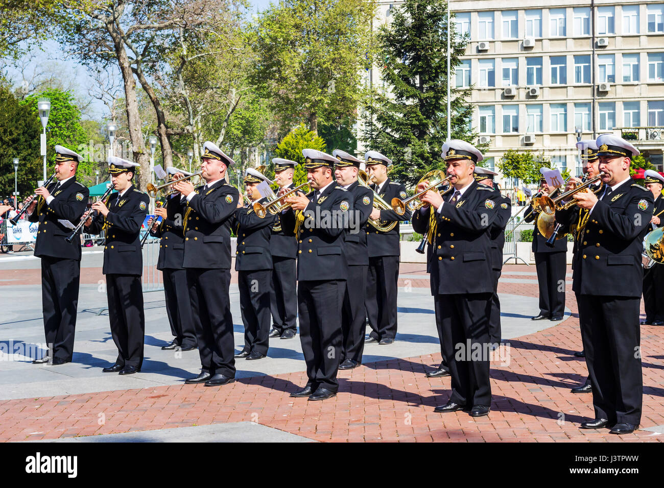 Varna Bulgaria 07 Maggio 2017.Banda Militare apertura Internazionale Maratona in esecuzione. Foto Stock