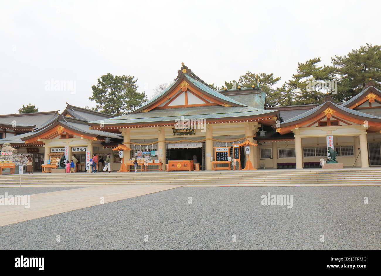 La gente visita Gokoku santuario in Hiroshima, Giappone. Hiroshima Gokoku santuario è stato istituito per piangere la Hiroshima Han vittime della guerra Boshin. Foto Stock