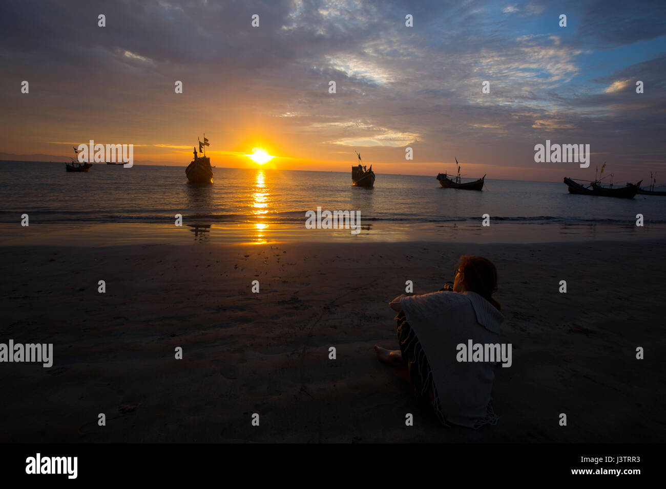 Barche da pesca sulla baia del Bengala al Saint Martin's Island, localmente noto come Narkel Jinjira. Cox's Bazar, Bangladesh. Foto Stock