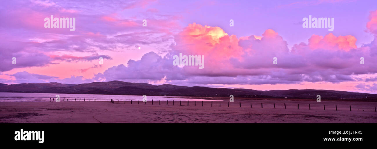 Un bellissimo tramonto rosso al di sopra del Borth Esturary un acqua bassa Foto Stock