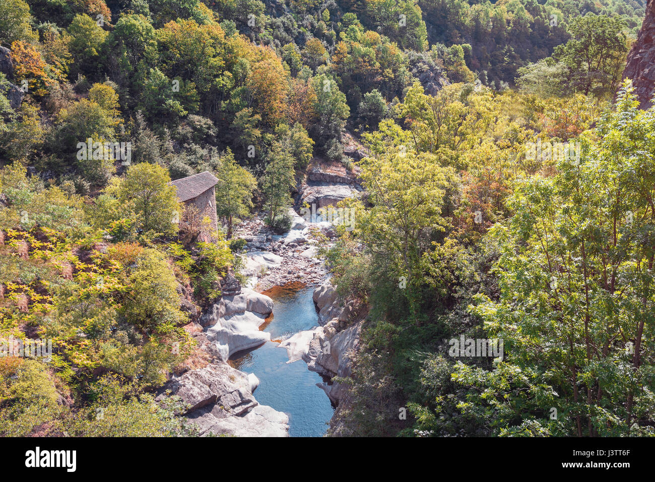 Antraigues sur Volane è un comune francese nel dipartimento dell'Ardèche in Auvergne-Rhône-Alpes, regione a sud della Francia. Foto Stock