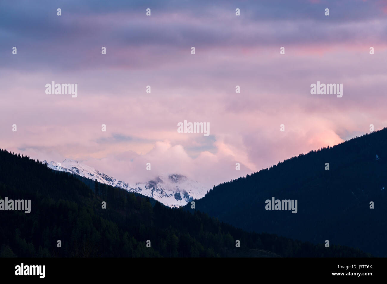 Coperta di neve montagna in background, Nationalpark Gesäuse, Stiria, Austria Foto Stock