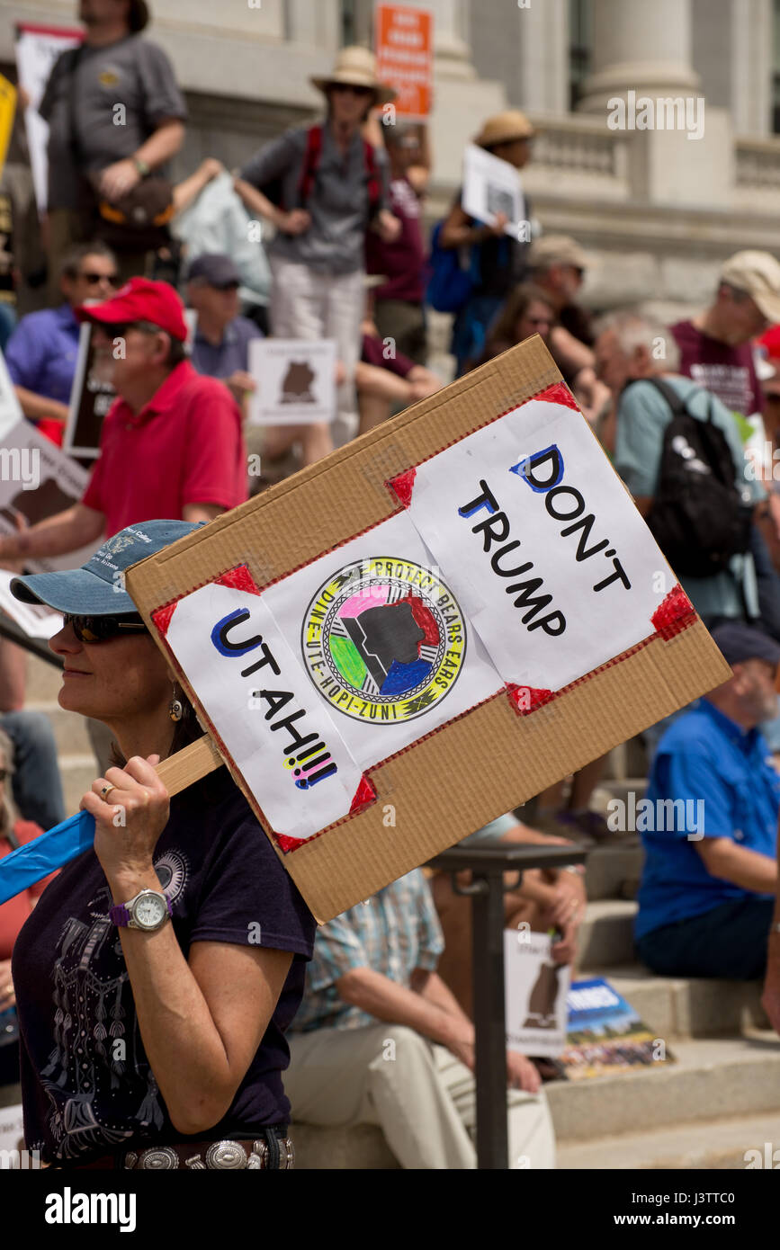 Salt Lake City - 6 Maggio 2017: Sostenitori rally per porta orecchie monumento nazionale a Utah State Capitol durante la visita del Segretario degli Interni Ryan Zinke Foto Stock