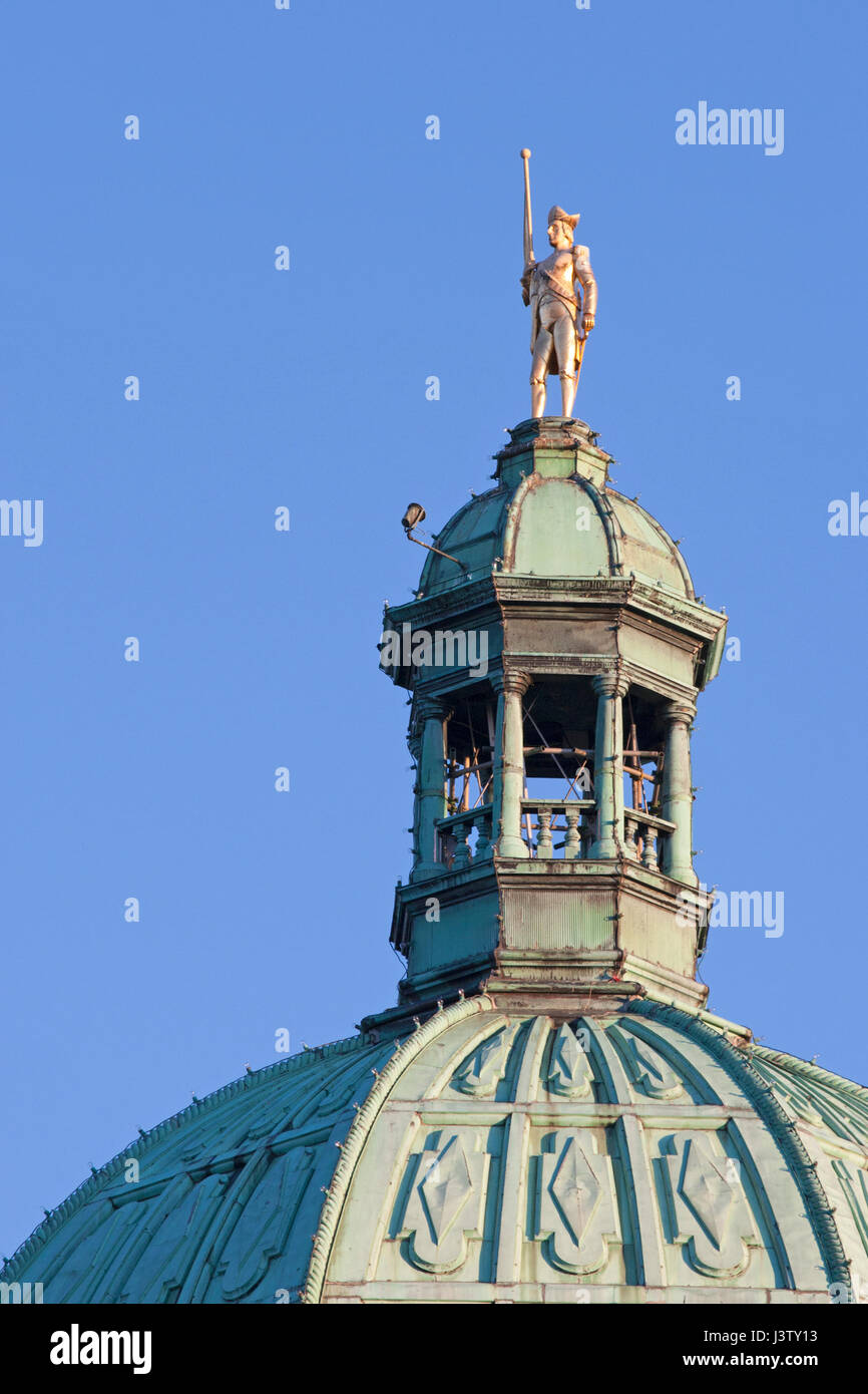 Statua di il Capitano George Vancouver progettato da Albert Franz Cizek, realizzati in rame con foglia oro, sulla parte superiore della Columbia Britannica del palazzo del parlamento Foto Stock