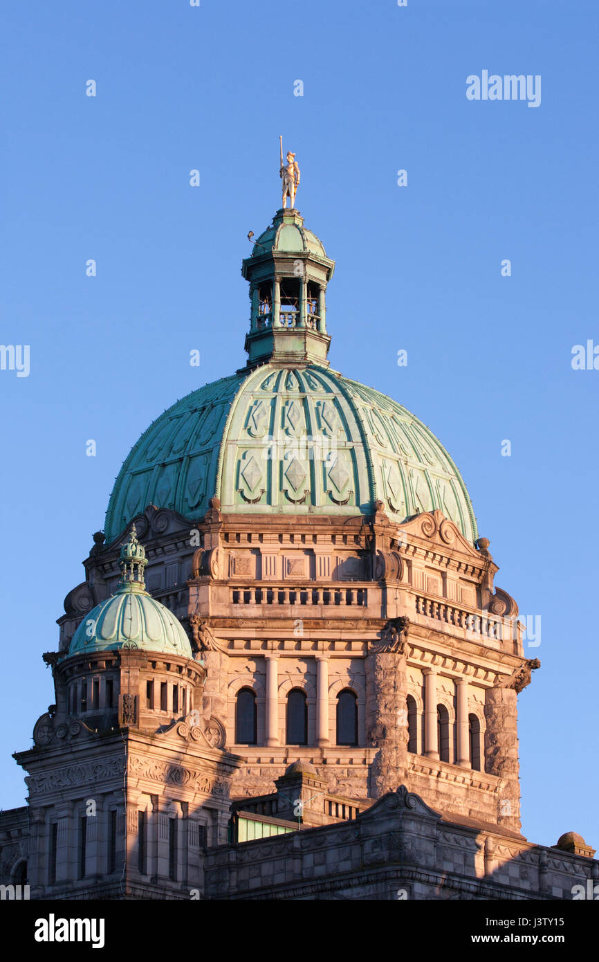 La British Columbia il palazzo del parlamento cupola e cupola sormontata dalla statua del Capitano George Vancouver Foto Stock