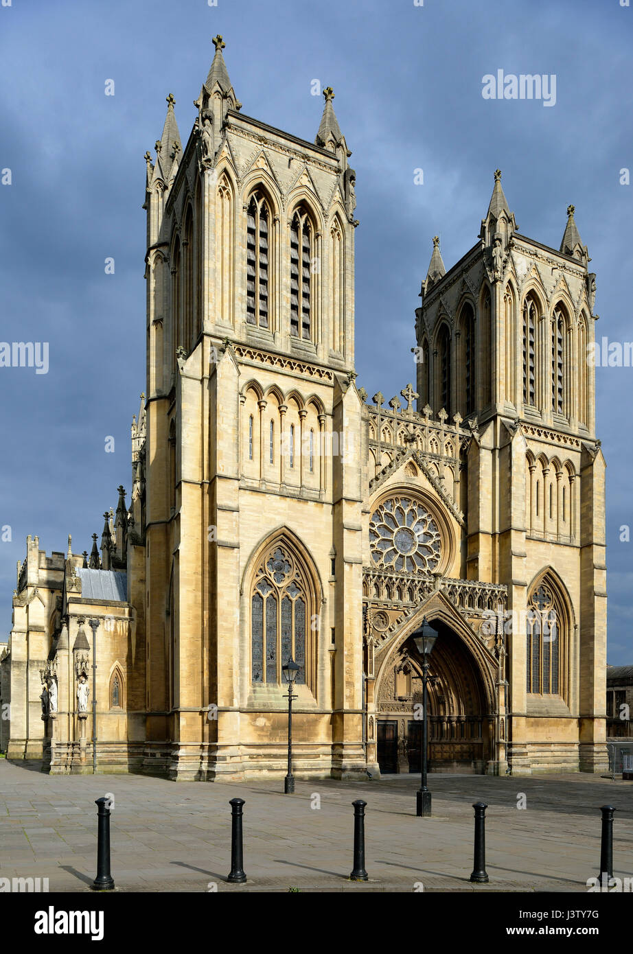 Ad ovest le torri della Cattedrale di Bristol, College Green, Bristol Foto Stock