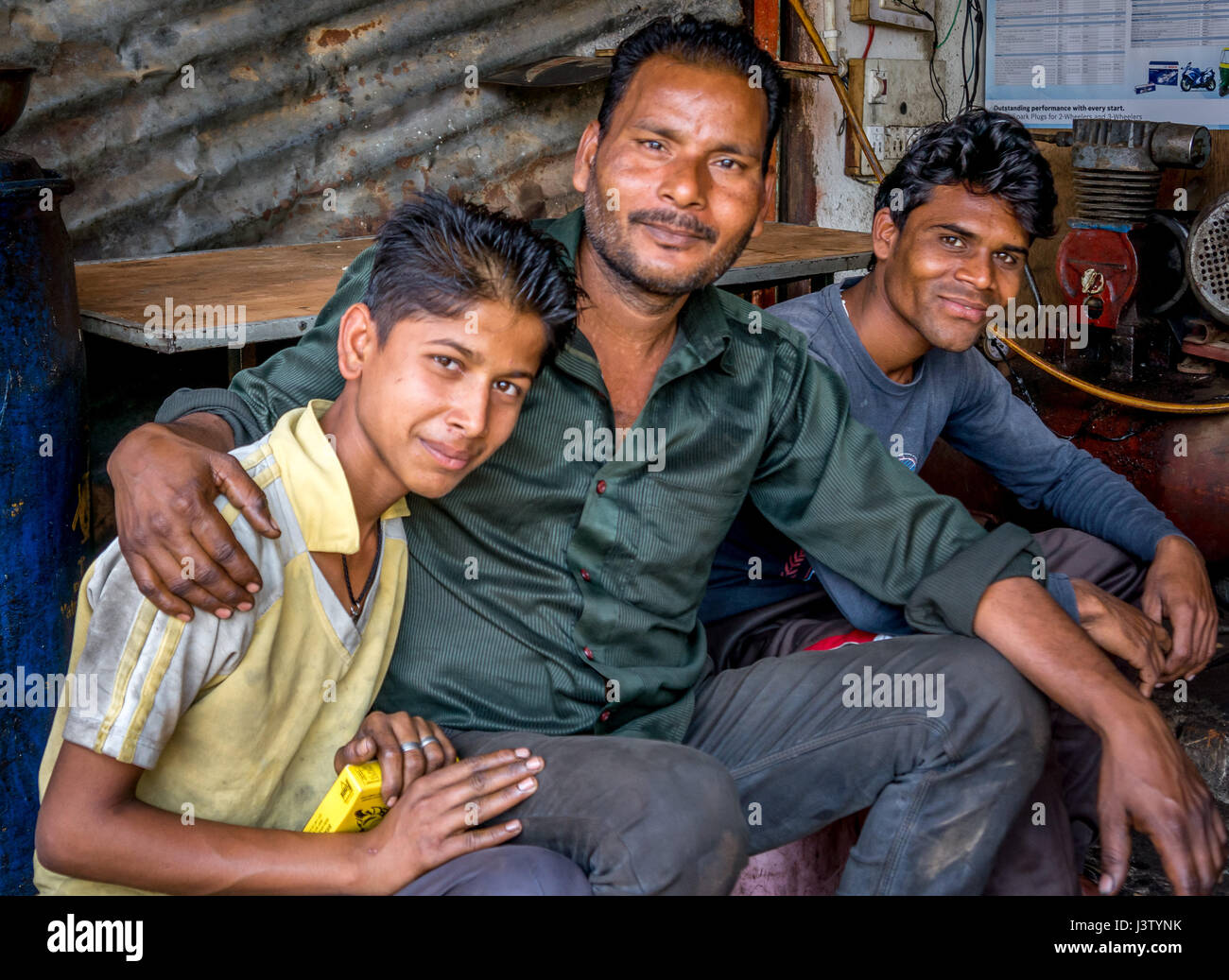 Famiglia di garage meccanica rilassante in Bijapur, Chhattisgarh, India Foto Stock