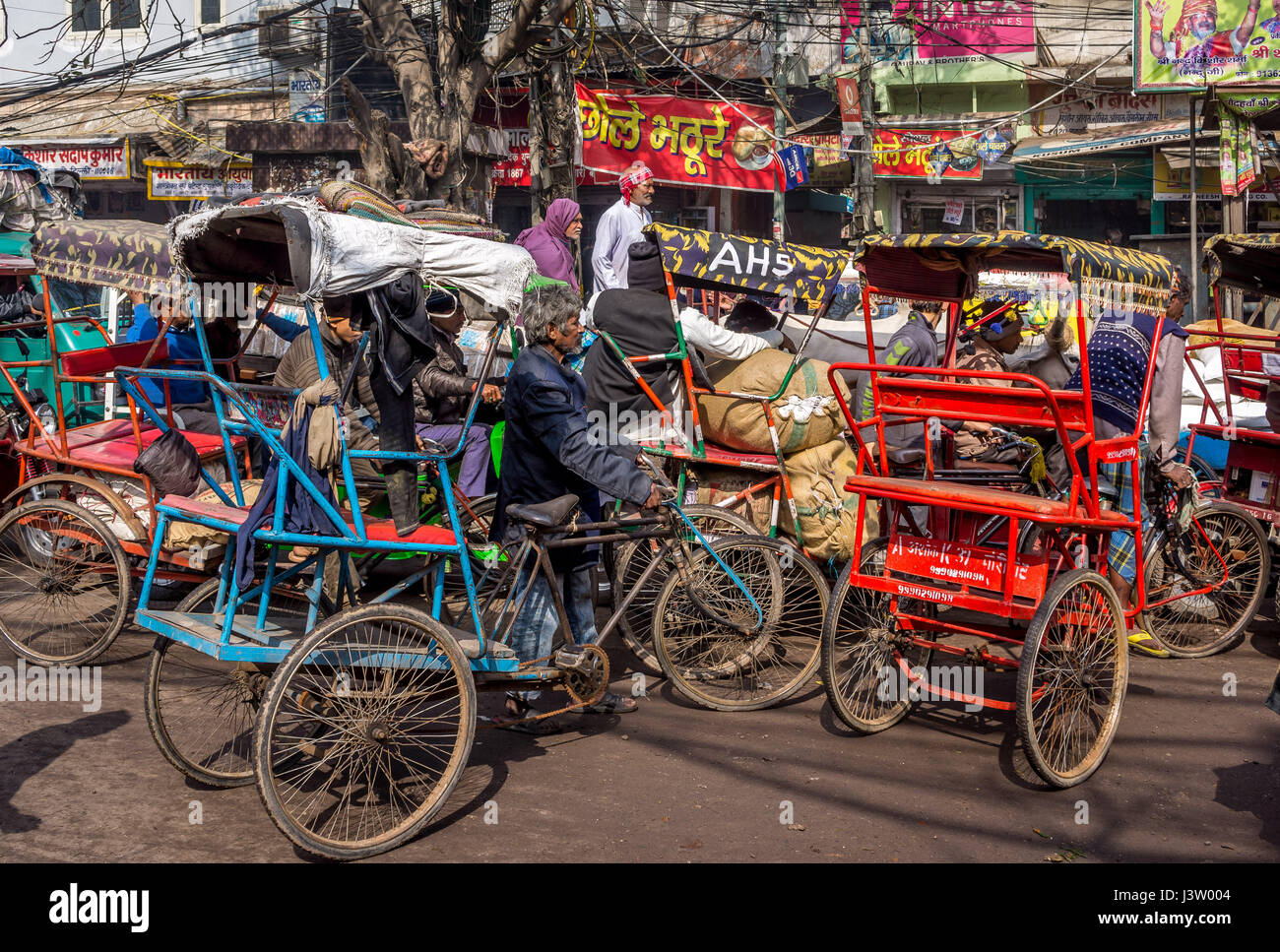 In rickshaw ingorghi di traffico delle strade di Delhi, India Foto Stock