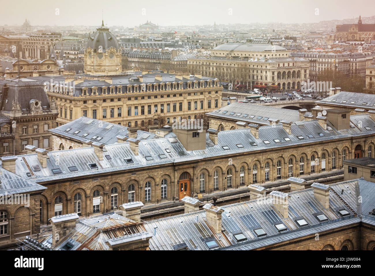 Spettacolare immagine dei tetti di Parigi dalla cattedrale di Notre-dame de Paris. hopital hotel-dieu, sopra e il registro dei parigi corte commerciale di seguito. franc Foto Stock