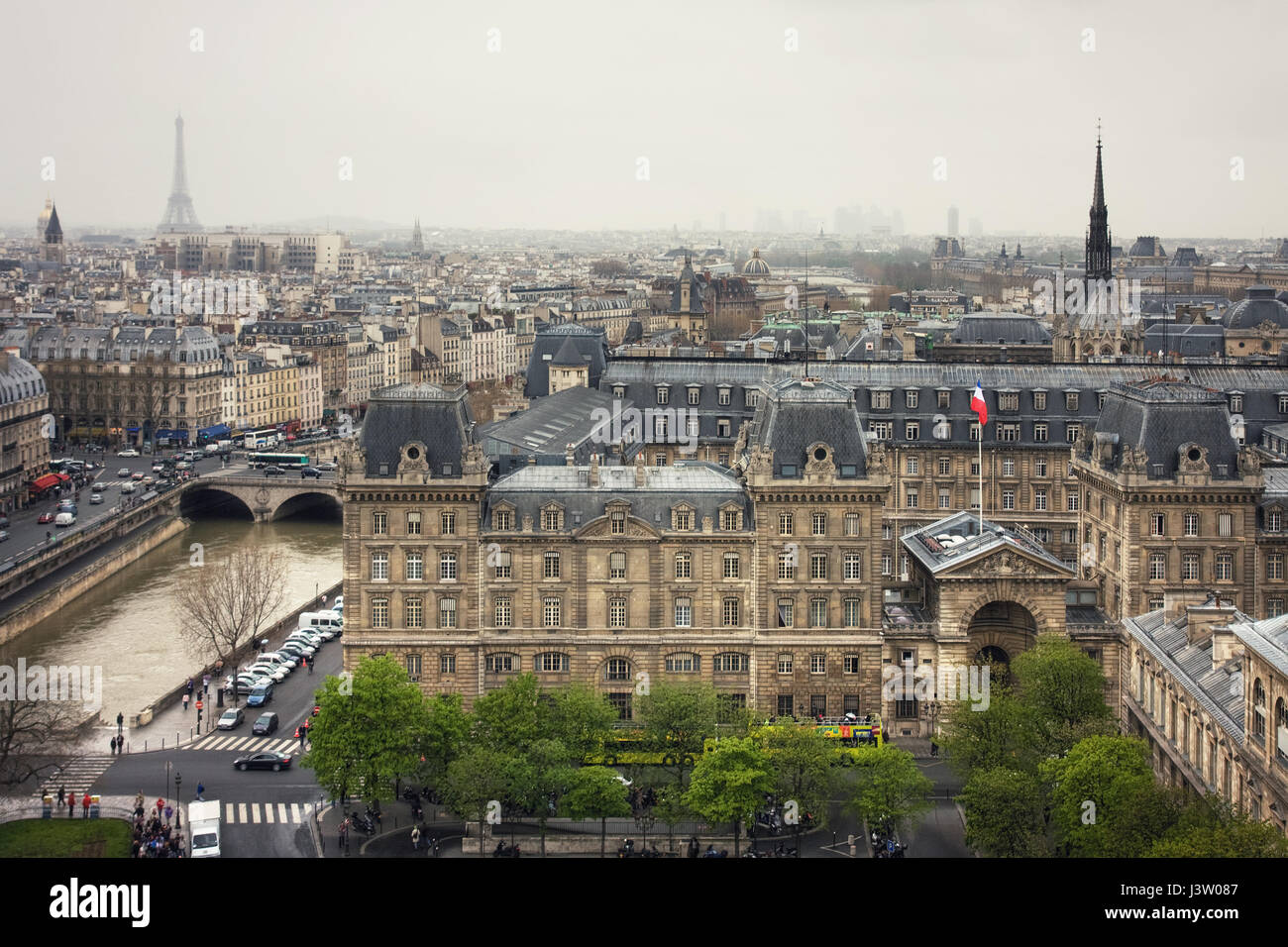 Vista la PREFECTURE DE POLICE DI PARIGI, la senna e Pont saint-michel da hotel-dieu. osservato cime della torre eiffel e sainte-Chapelle. Parigi. fran Foto Stock