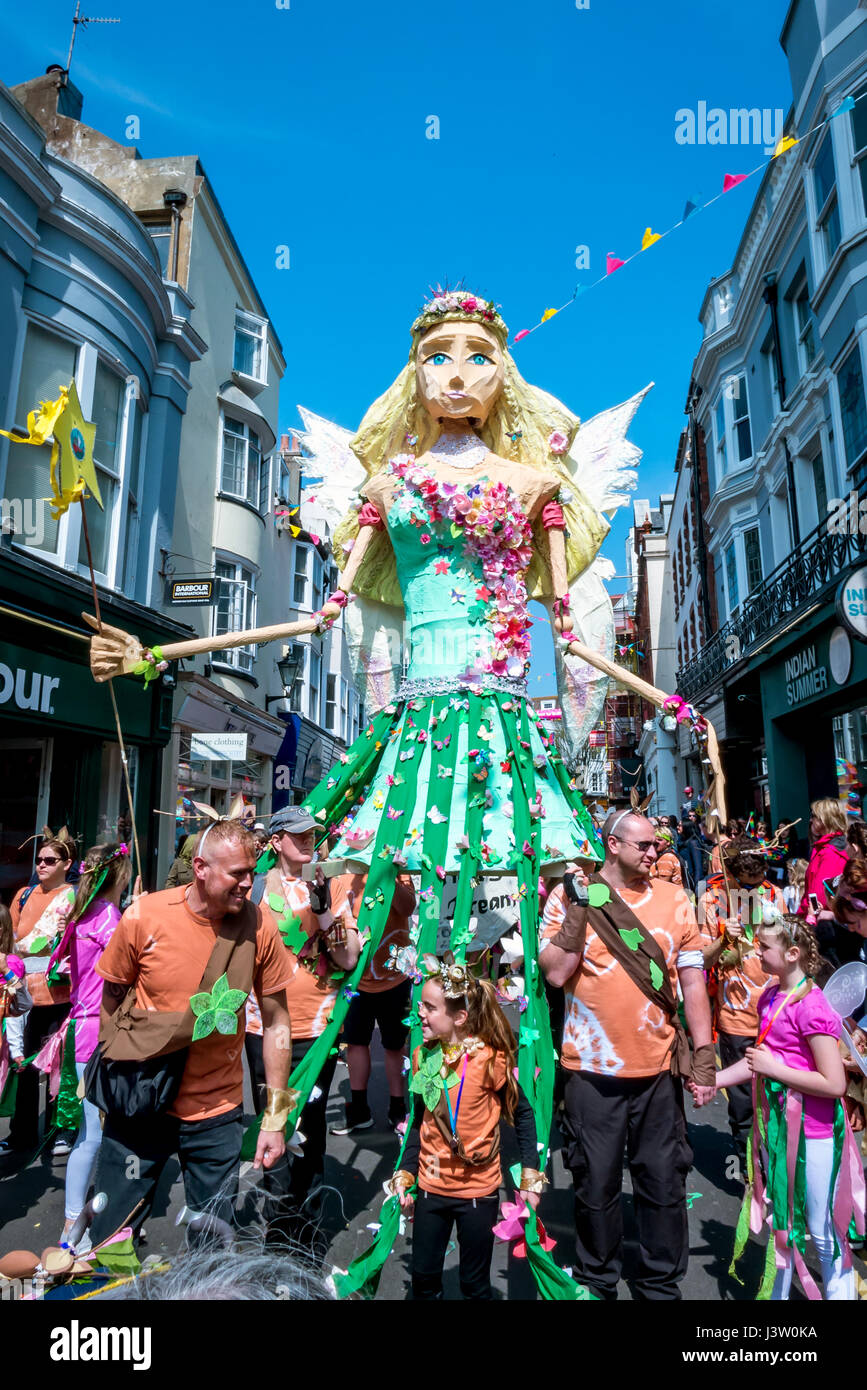 Il Brighton Festival dei bambini oggi parata, segnando l'inizio di quest'anno del festival delle arti. Poeta Kate Tempest è il direttore ospite che ha come Foto Stock