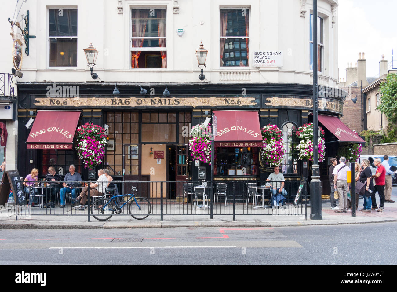 La borsa o chiodi pub su Buckingham Palace road SW1, Londra, Inghilterra Foto Stock