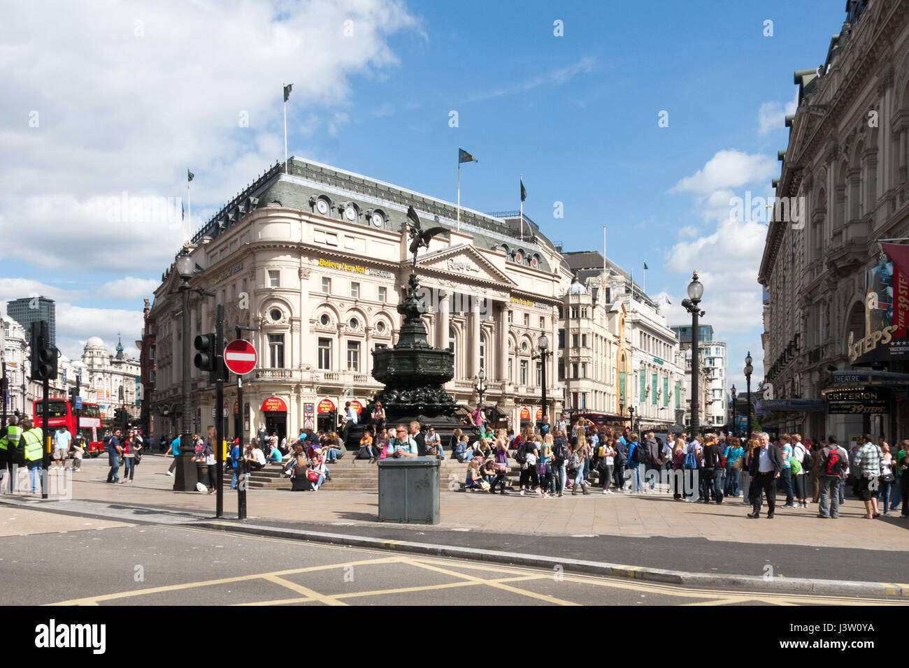 Persone in piccadilly circus a Londra, Inghilterra su un caldo,,soleggiata giornata d'estate Foto Stock