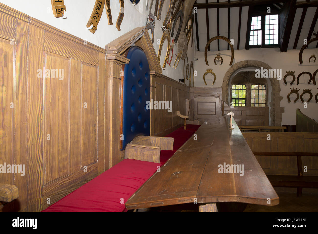 Cavalcate sulle pareti interne del castello di Oakham in Rutland che viene ancora utilizzato come una corte Foto Stock