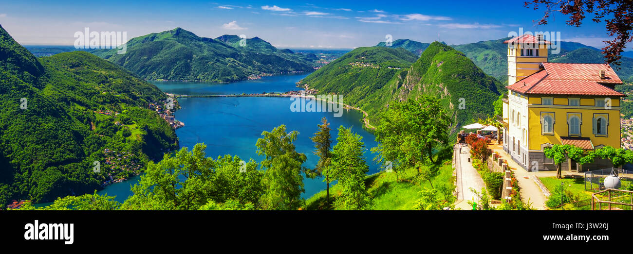 LUGANO, SVIZZERA - Mai 2015 - Panorama Ristorante con splendida vista della città di Lugano, lago di Lugano e il Monte San Salvatore dal Monte Bre, Ticino, Sw Foto Stock