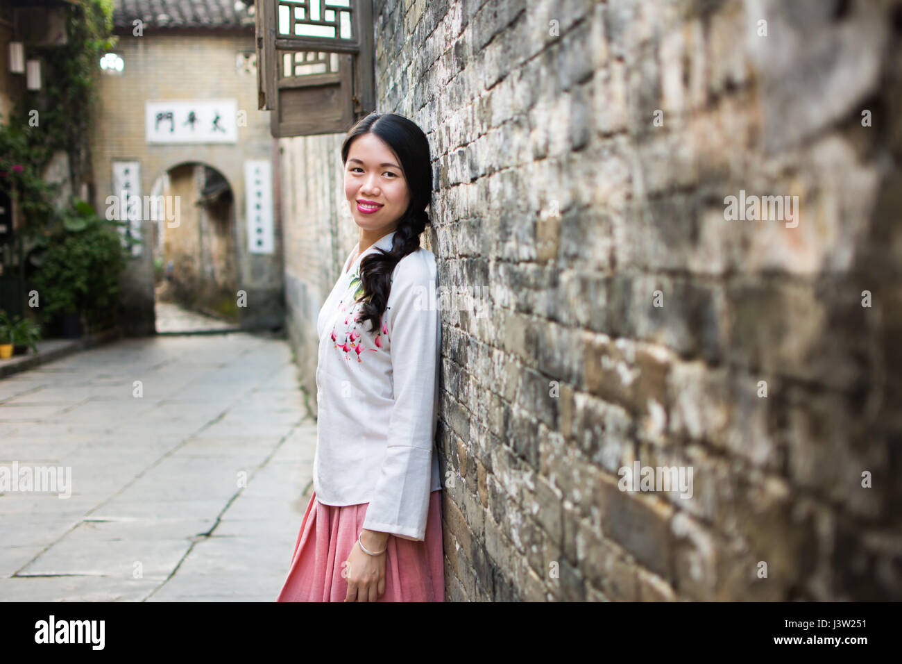 Ragazza Han indossa indumenti cinesi nella città vecchia Foto Stock