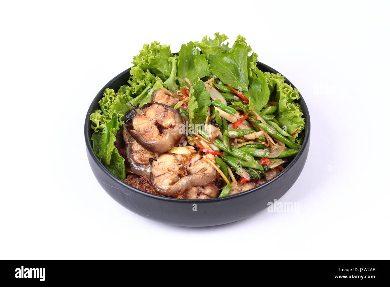 Cucina Thai , piccante cowpea fritte e basilico con fette di pesce gatto chiamata Pad Ped Pla Duk in Thai sul coreano la piastra nera Foto Stock