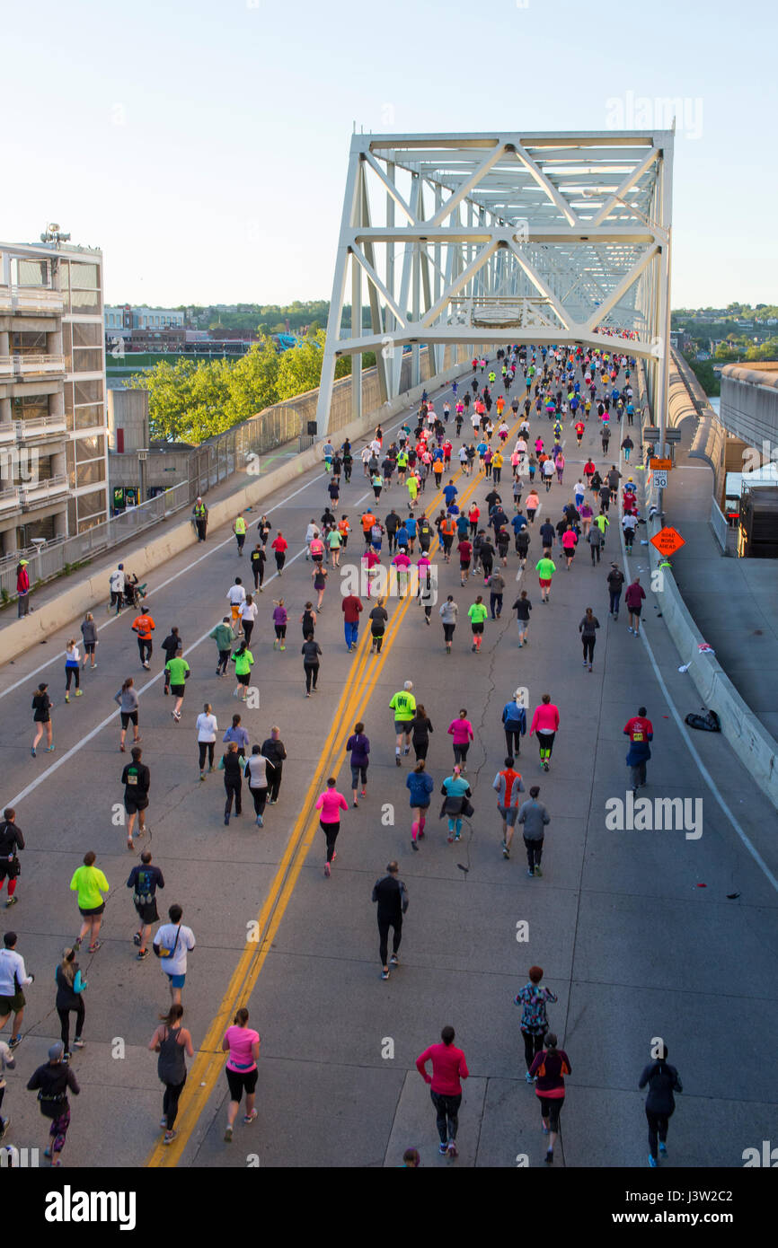 Il 2017 Flying Pig marathon di Cincinnati, Ohio. le guide di scorrimento sono attraversando il taylor southgate bridge. Foto Stock