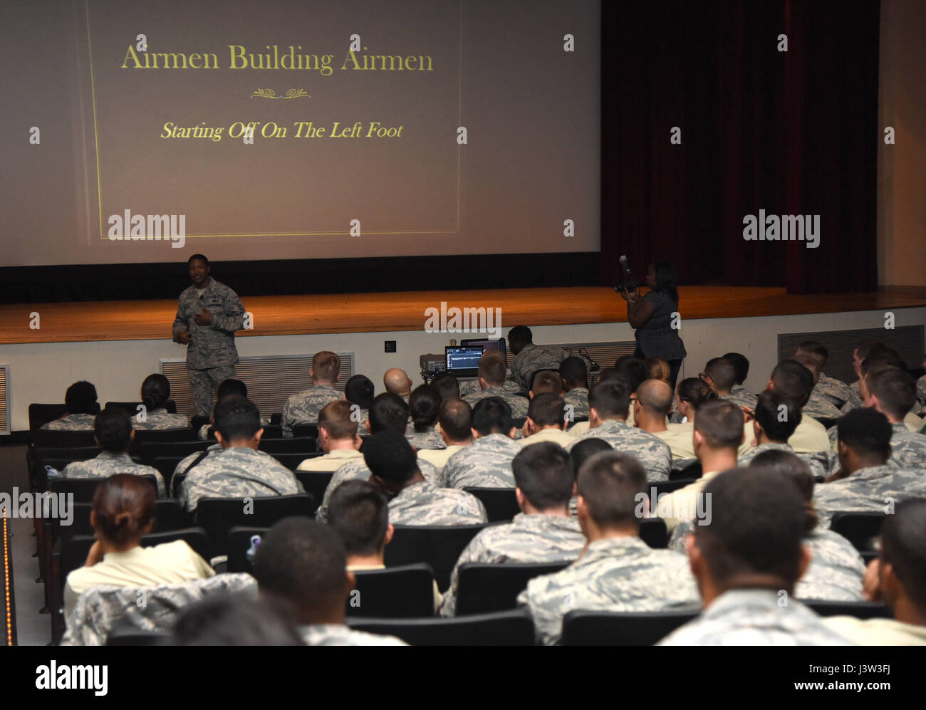 Master Sgt. Courtney Stanton, seconda ala bomba opportunità occupazionali direttore, Barksdale Air Force Base, La., offre commento durante gli aviatori edificio aviatori simposio presso il Teatro Welch 21 aprile 2017, sul Keesler Air Force Base, Miss. La Air Force sergenti Associazione Capitolo 652, sponsorizzato l'evento progettato per ispirare i giovani aviatori e aiutarli a sviluppare le loro abilità di leadership. (U.S. Air Force foto di Kemberly Groue) Foto Stock