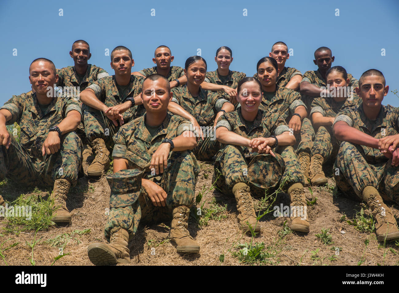 A guadagnare il titolo di Marine può anche aiutare i cittadini non statunitensi guadagnare i diritti e i privilegi della cittadinanza. Questa settimana, 23 nuovi Marines hanno prestato giuramento di fedeltà e divenne naturalizzato cittadino degli Stati Uniti. "La cittadinanza degli Stati Uniti è il più grande onore che concediamo (presso i Servizi immigrazione e cittadinanza degli Stati Uniti)," ha detto Wendy Wilcox, Servizi immigrazione e cittadinanza degli Stati Uniti. "Per questi Marines, odierna cerimonia di naturalizzazione rappresenta la loro fase finale nel loro viaggio verso la cittadinanza americana. Il loro percorso di cittadinanza è particolarmente notevole in quanto essi per primi si impegnano a Foto Stock