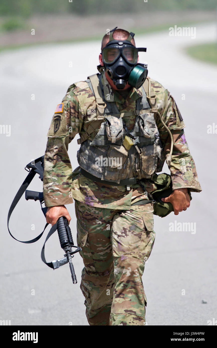 Il personale Sgt. Dustin Rottero con il Tennessee Guardia Nazionale compete nel combattere esegui evento durante la Guardia Nazionale regione III miglior guerriero della concorrenza a Wendell H. Ford Centro di Formazione Regionale in Greenville, Ky., 26 aprile 2017. L'evento di tre giorni ha testato il soldato' fisica e mentale di tenacità in eventi come la navigazione terrestre, un 12-Mile ruck marzo, stress sparare e la corsa a ostacoli. (U.S. Esercito nazionale Guard photo by Staff Sgt. Scott Raymond) Foto Stock