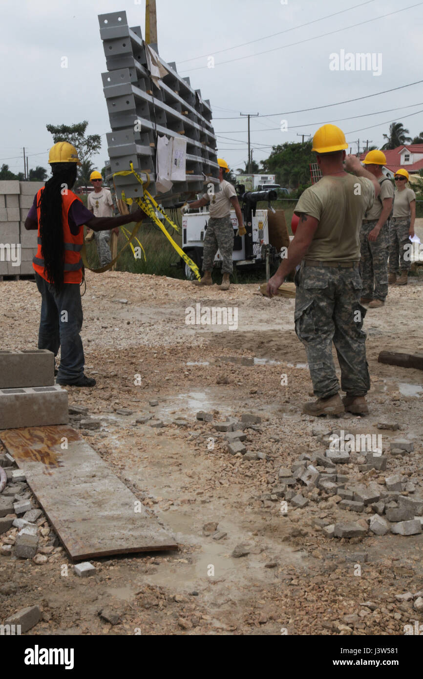 Stati Uniti Soldati, con l'Ingegnere 372 società e un imprenditore locale fasci di scarico al Ladyville Belize clinica medica sito in costruzione, 28 aprile 2017, a sostegno di oltre l'orizzonte. BTH 2017 è un U.S. Comando sud-sponsorizzato, esercito sud-led esercizio progettata per fornire aiuti umanitari e i servizi di ingegneria per le comunità nel bisogno, dimostrando il supporto degli Stati Uniti per il Belize. (U.S. Esercito foto di Spc. Gary Silverman) Foto Stock